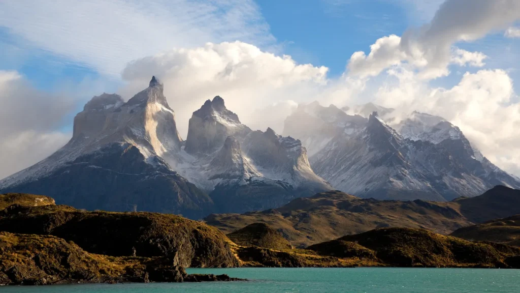 paysage de montagne avec un lac et des nuages
