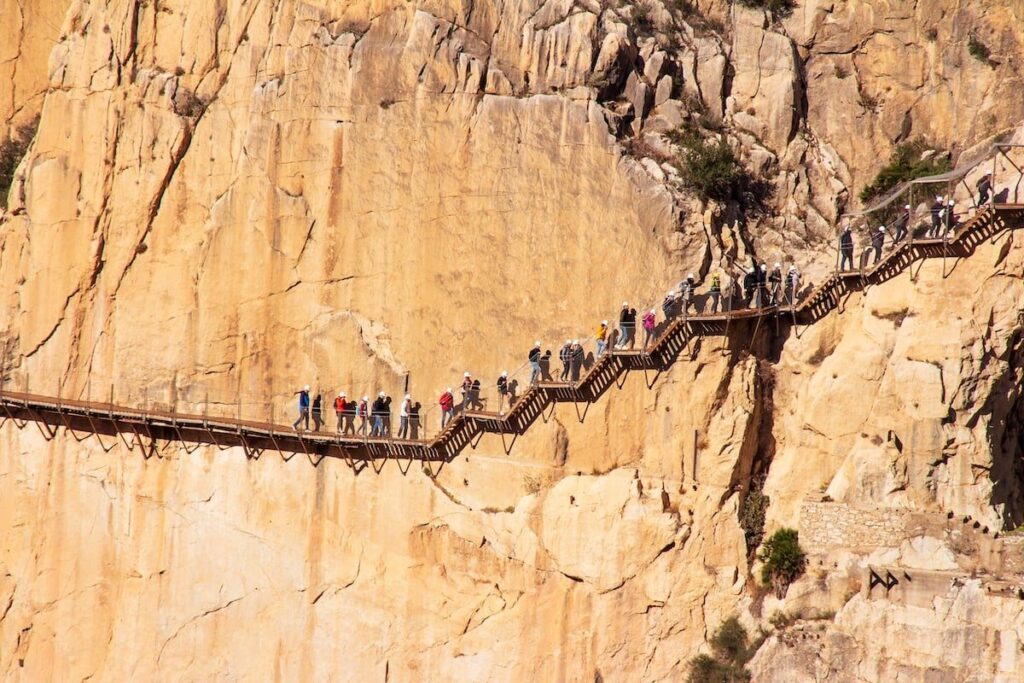 Randonnée sur les passerelles suspendues du Caminito del Rey en Espagne, au-dessus des gorges du Guadalhorce.
