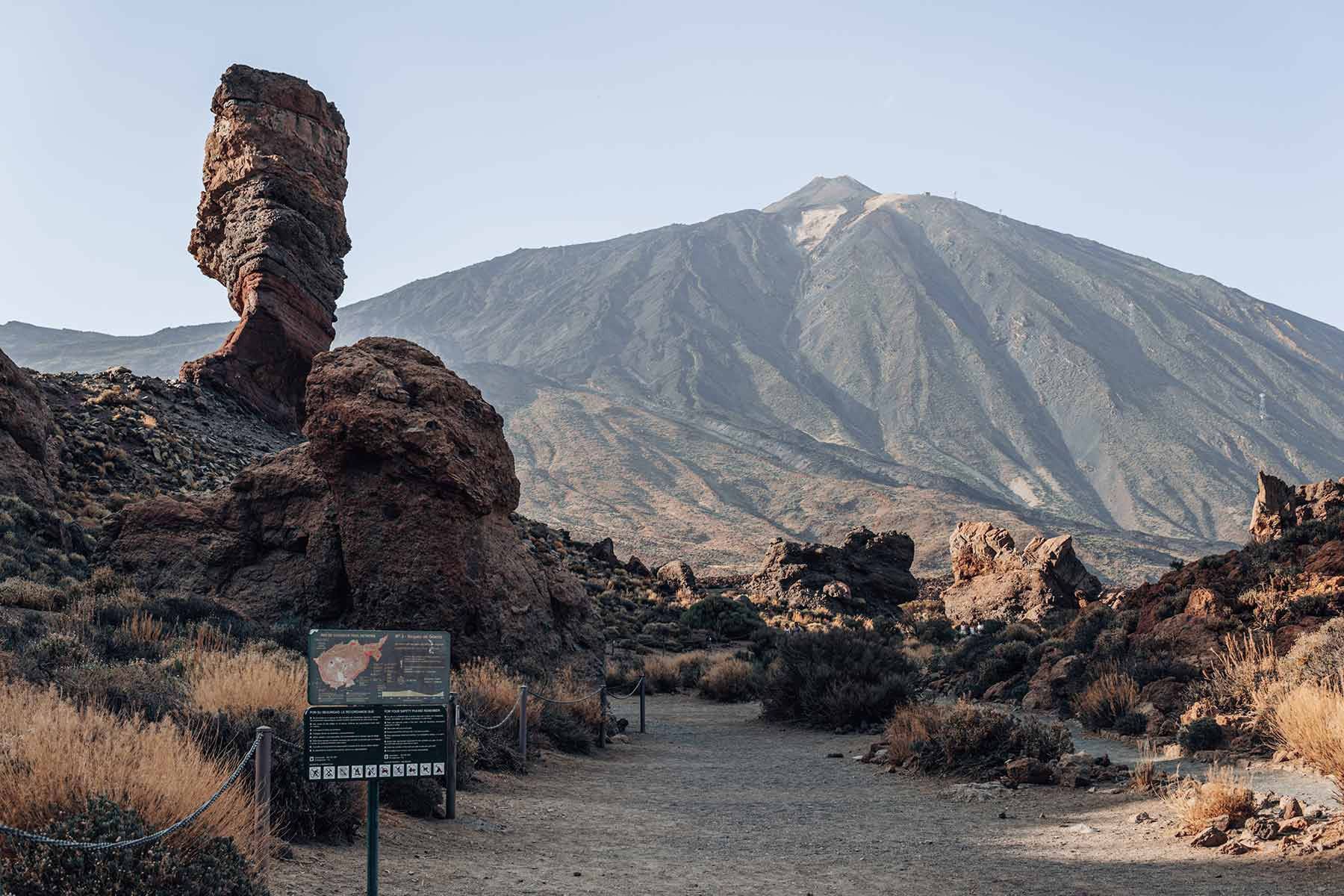 Vue panoramique du parc national du Teide à Tenerife, Espagne, avec le volcan Teide et ses paysages volcaniques spectaculaires
