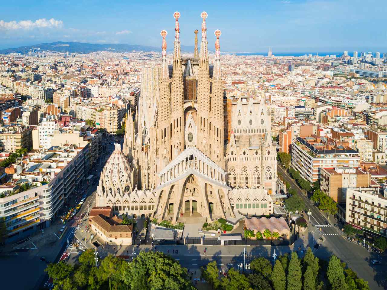Façade détaillée de la Sagrada Família à Barcelone, chef-d'œuvre de l'architecte Antoni Gaudí et site emblématique du patrimoine espagnol