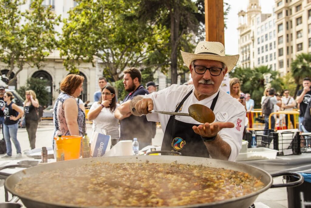 Assiette de paella traditionnelle à Valence, Espagne, mettant en avant les saveurs typiques de la cuisine espagnole
