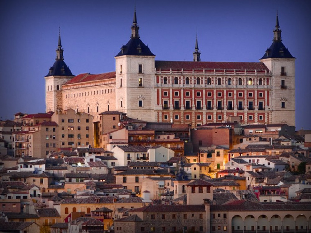 Ruelles pittoresques de la vieille ville de Tolède, Espagne, avec ses bâtiments historiques et son architecture médiévale typique