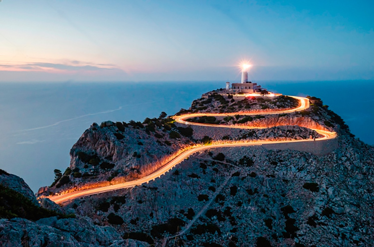 Paysage côtier de Majorque avec un phare emblématique le long de la route des phares, offrant des vues spectaculaires sur la mer Méditerranée