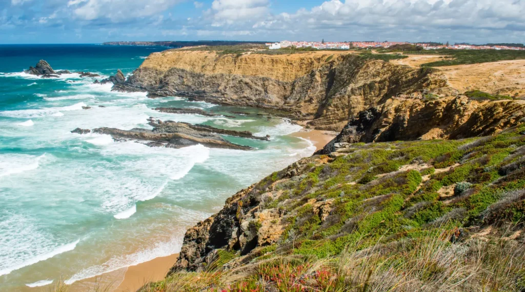 Randonnée dans les villages pittoresques de l’Alentejo au Portugal, avec champs d’oliviers et maisons blanchies à la chaux