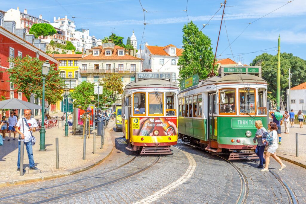 Tramway historique n°28 à Lisbonne, Portugal, parcourant les quartiers pittoresques de la ville. 