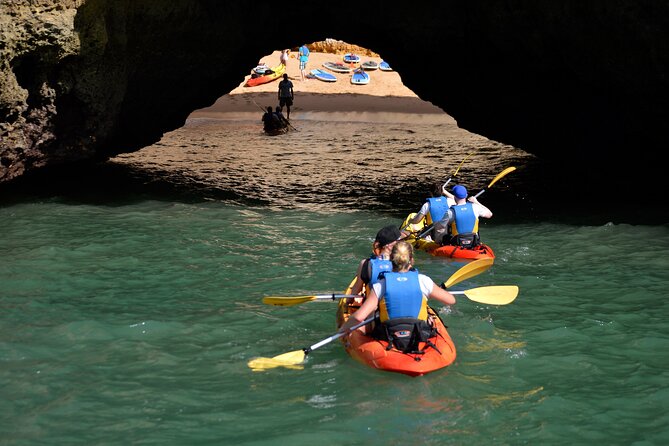 Kayak le long des côtes de l’Algarve, avec plages secrètes et grottes marines. 