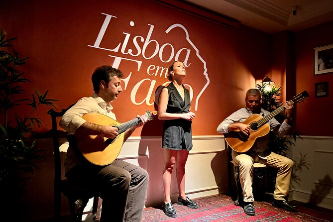 Danse et musique fado traditionnelle dans le quartier de l’Alfama à Lisbonne. 