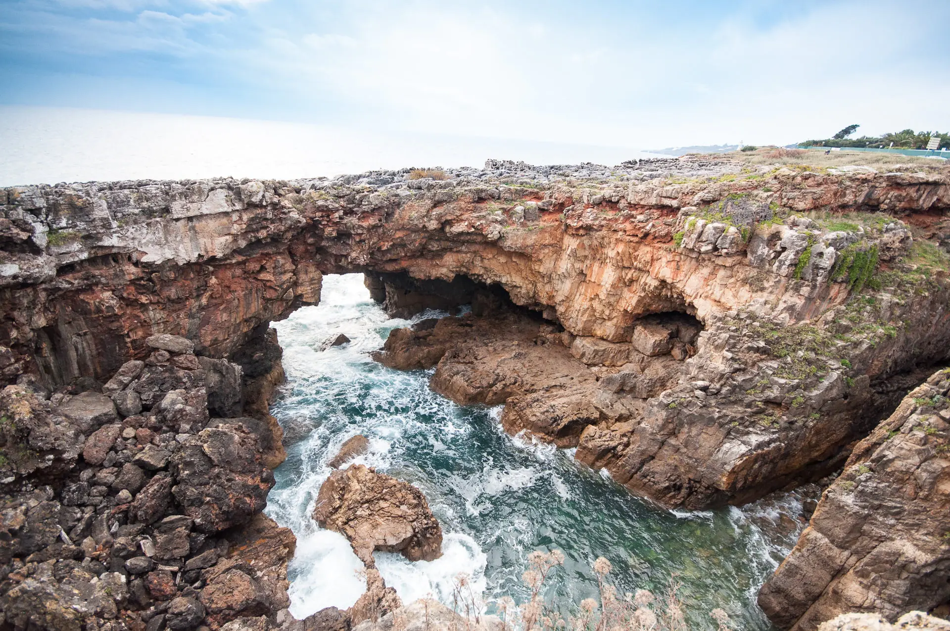 Palais colorés et châteaux perchés dans le parc naturel de Sintra, Portugal. »