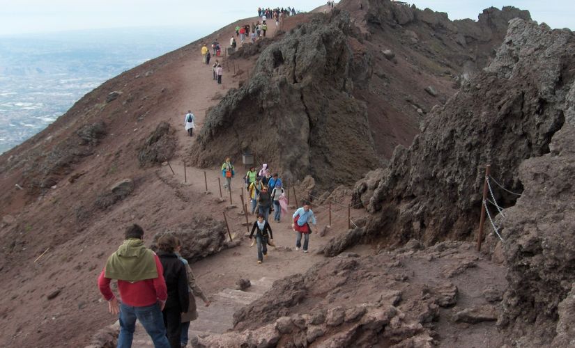 Randonnée Vésuve cratère volcan Naples Italie vue panoramique
