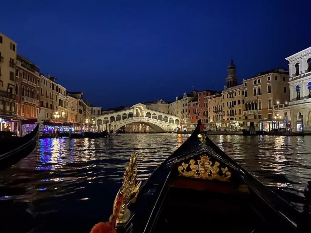 Gondole nuit Venise canaux romantique Italie