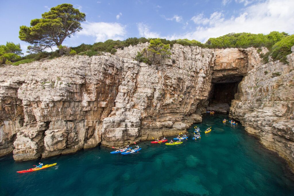 Kayak grottes marines Sardaigne eaux cristallines Italie
