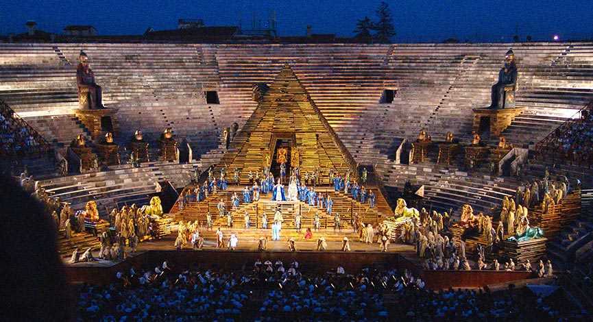 Opéra Arènes de Vérone spectacle nuit amphithéâtre romain Italie