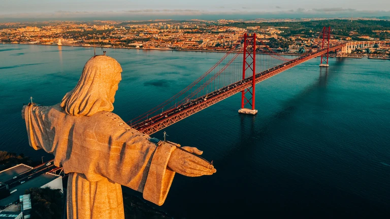Pont au dessus de la mer en portugal vu du ciel